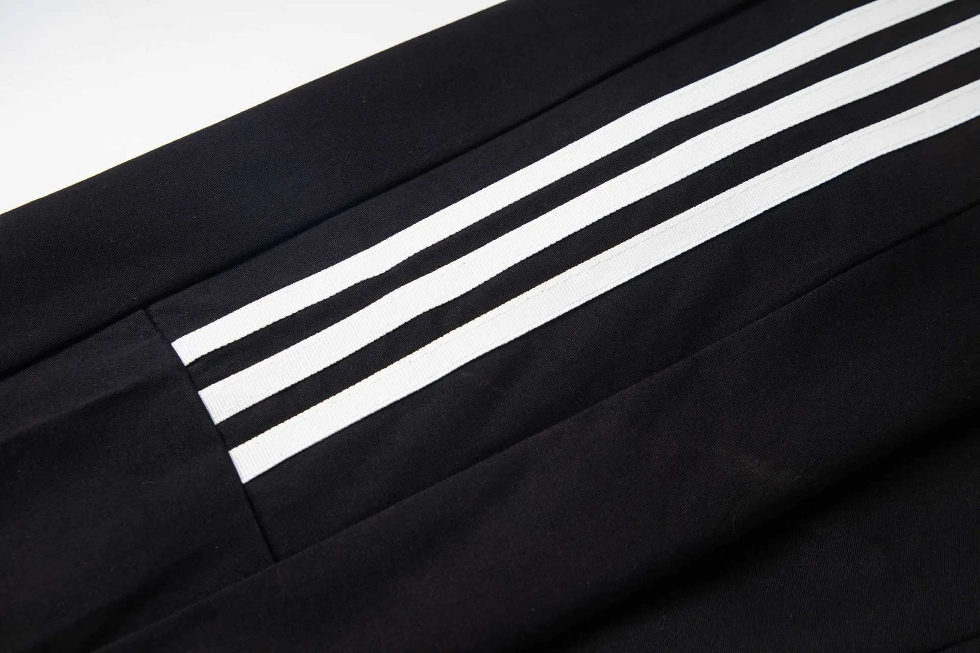 : G 323 Adidas New Arrival Classic 1️⃣ ，Classic Versatile ， ！ 2️⃣ ， ， ！ 3️⃣ ， 、 Same Style、 :Black、Khaki Size:S、M、L、XL